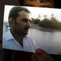 Berkelakuan Baik, Pelempar Sepatu Bush Dibebaskan Lebih Awal