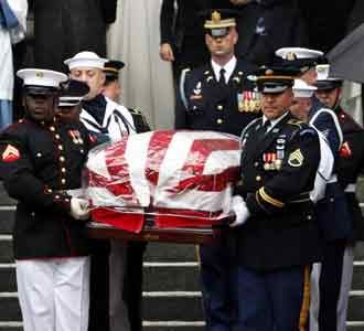 Edward Kennedy Dimakamkan Edward Kennedy Dimakamkan