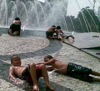Segarnya Mandi di Bundaran HI