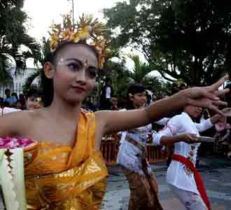 Mahasiswa Tegaskan Tari Pendet Asli Bali