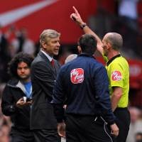 Wenger Diusir karena Tendang Botol