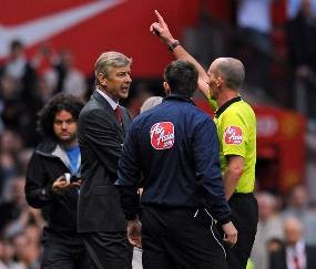Wenger Diusir karena Tendang Botol
