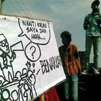 Pelantikan Anggota DPRD Jawa Timur Digoyang Unjuk Rasa 