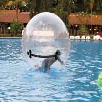 Isi Waktu Luang, Sebagian Warga Bermain Waterball