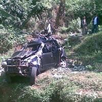 Mobil Terjun ke Jurang Diduga Karena Pengemudi Mengantuk 