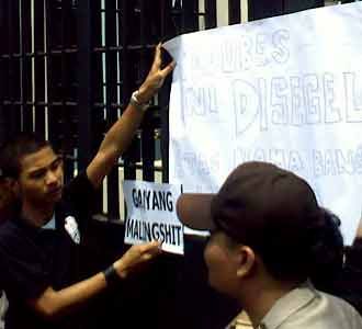 Mahasiswa Segel Kedubes Malaysia