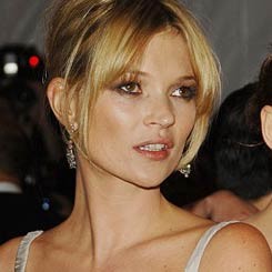 Bergaya Gypsy, Kate Moss Sedikit Pamer Dada