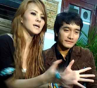Angeliq Bersama Brondong