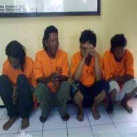 Dicekoki Miras, Ola Digilir Lima Pemuda