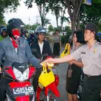 HUT ke-61 Polwan Bagi-bagi 500 Takjil ke Pengguna Jalan
