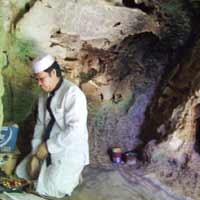 Berharap Malam Lailatul Qadar, Warga Sumenep Semedi di Goa 