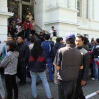 Ratusan Warga Bandung Rela Antre Sejak Subuh