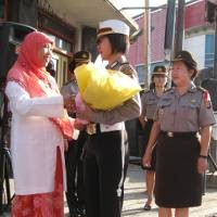 Netty Heryawan Bagikan Bunga untuk Polwan di Jalan Raya