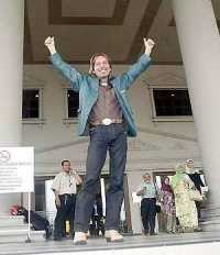 Panjat Menara Petronas, Pria Laba-Laba Didenda Rp 5,7 Juta