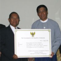 RI Serahkan Bantuan US$ 1 Juta untuk Myanmar