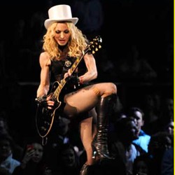 Madonna Tumbang di Panggung