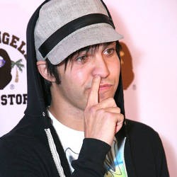 Sibuk Nyanyi, Celana Pete Wentz Merosot