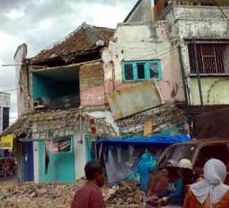 Gempa Robohkan Bangunan Tua