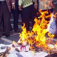 Pendemo Bakar Jawa Pos dan Buku Sumarsono