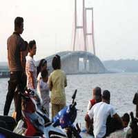 Ngabuburit di Kaki Jembatan Suramadu 