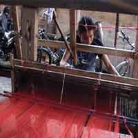 Jelang Lebaran, Pengrajin Tenun Ikat Kebanjiran Order 