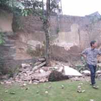 Tembok Setinggi 4 Meter Kantor Detik Bandung Ambruk