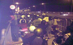 Ngabuburit di Kaki Jembatan Suramadu 