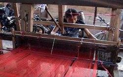 Jelang Lebaran, Pengrajin Tenun Ikat Kebanjiran Order 