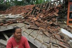 Eti Satu Jam Bertahan di Reruntuhan Rumahnya