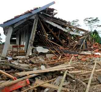 Gempa Robohkan Sekolah