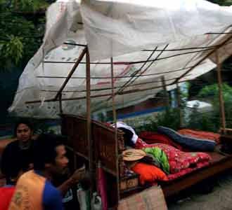 Korban Gempa Dirikan Tenda Darurat