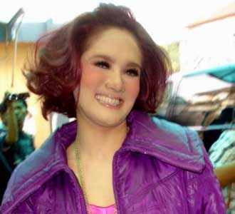 Mulan Jameela Berjaket Ungu