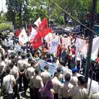 Buruh Demo di Gubernuran Tuntut Perlindungan Hukum