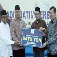 Kadin Sumbang 1 Ton Kurma ke Masjid Al Akbar