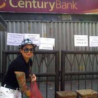 Bank Century Dilempari Telur Busuk