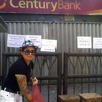 Bank Century Dilempari Telur Busuk