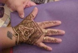 Hati-hati Pakai Henna Selama Hamil