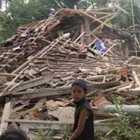 Masjid Ambruk, Warga Tempuh Jarak 10 Km Untuk Jumatan