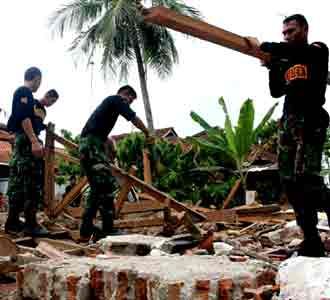 TNI Bersihkan Puing Akibat Gempa