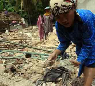 Korban Gempa Bersihkan Puing