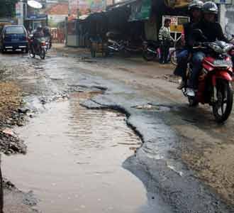 Jalan Jeruk Jagakarsa Rusak Parah