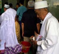 Pengemis Menjamur di Masjid Agung