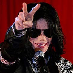 Penggemar Michael Jackson Setia Menanti di Depan Forest Lawn