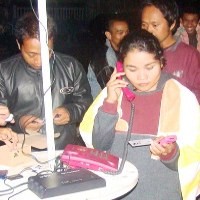 Telepon Umum Gratis di Lokasi Gempa