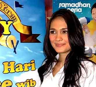 Luna Maya Tidur 3 Jam Selama Ramadan