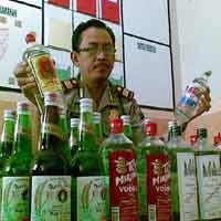 Razia, Polisi Sita Puluhan Botol Miras 