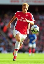 Bendtner Mau Jadi Penyerang Lagi