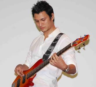 Christian Sugiono Bermain Bass