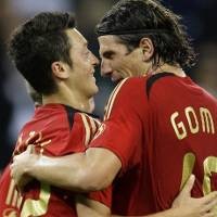Gomez dan Oezil Menangkan Jerman
