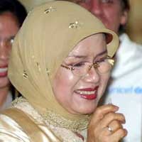 Mufidah Kalla Serahkan Bantuan ke Tasikmalaya